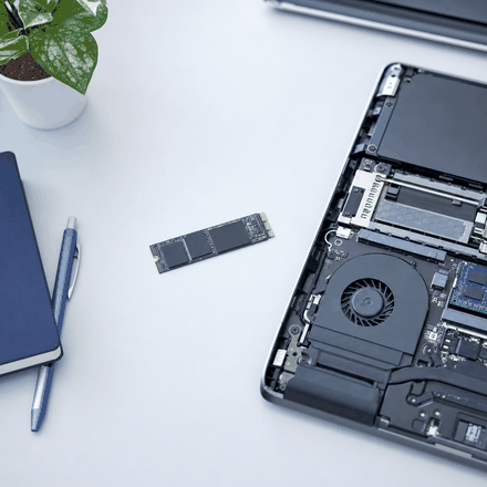 区分S(公開時に実写へ差し替え)/SSDと、底面カバーを開けた本体